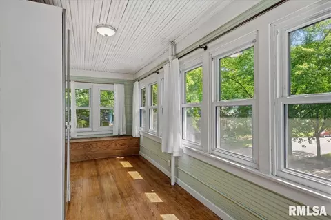 Exterior - 900 S State St, Springfield, IL 62704 photo 5 of 10
