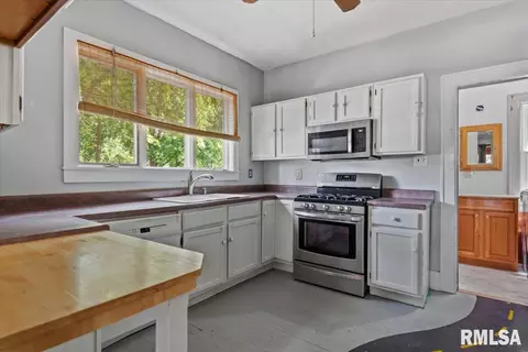Entry Way - 900 S State St, Springfield, IL 62704 photo 1 of 5