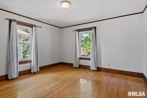 Bedroom - 900 S State St, Springfield, IL 62704 photo 1 of 9