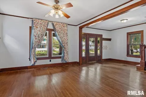 Living - 900 S State St, Springfield, IL 62704 photo 3 of 4