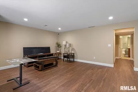 Living - 4810 Chestnut Dr, Springfield, IL 62711 photo 1 of 1