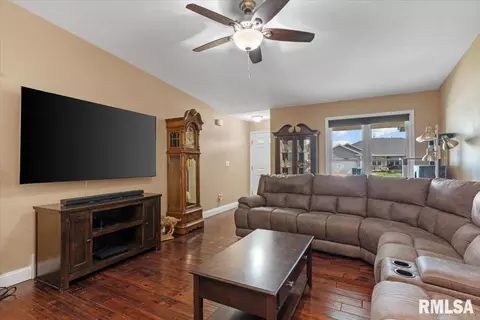 Entry Way - 4810 Chestnut Dr, Springfield, IL 62711 photo 1 of 2