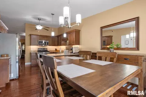 Dining - 4810 Chestnut Dr, Springfield, IL 62711 photo 2 of 3