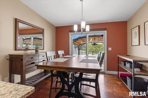 Dining - 4810 Chestnut Dr, Springfield, IL 62711 photo 1 of 3