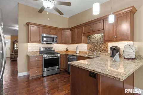 Kitchen - 4810 Chestnut Dr, Springfield, IL 62711 photo 2 of 2