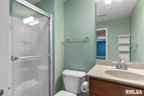Bath - 4810 Chestnut Dr, Springfield, IL 62711 photo 3 of 3