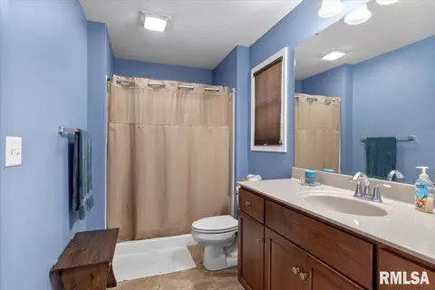 Bath - 4810 Chestnut Dr, Springfield, IL 62711 photo 1 of 3