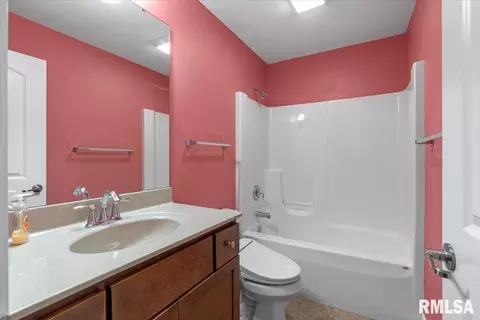 Bath - 4810 Chestnut Dr, Springfield, IL 62711 photo 2 of 3