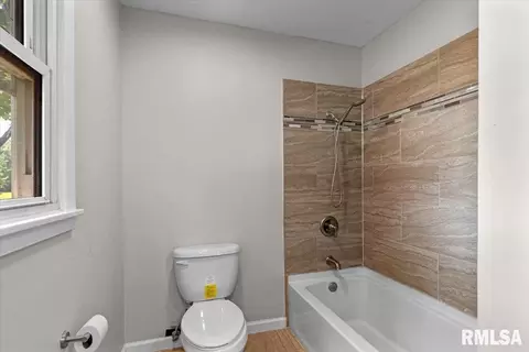 Bath - 101 Adloff Ln, Springfield, IL 62703 photo 2 of 3