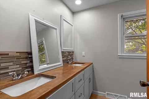 Bath - 101 Adloff Ln, Springfield, IL 62703 photo 1 of 3