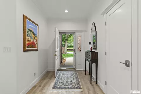 Entry Way - 2120 Timbercrest Ct, Springfield, IL 62702 photo 1 of 6