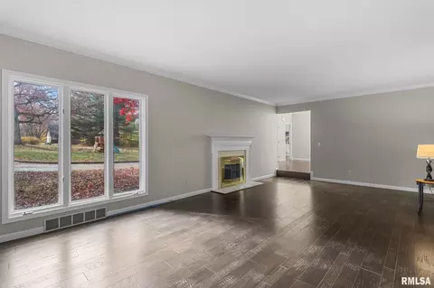 Living - 5 Woods End Ln, Springfield, IL 62711 photo 5 of 8