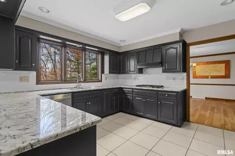 Kitchen - 5 Woods End Ln, Springfield, IL 62711 photo 3 of 6