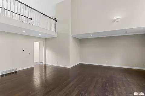 Living - 5 Woods End Ln, Springfield, IL 62711 photo 4 of 8