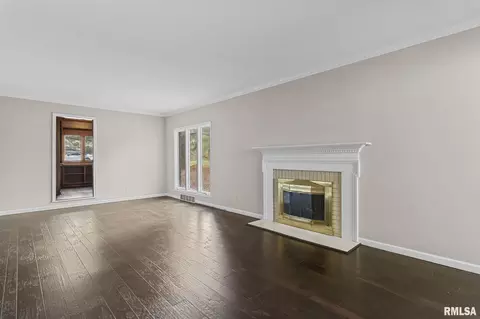 Living - 5 Woods End Ln, Springfield, IL 62711 photo 7 of 8