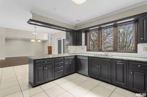 Kitchen - 5 Woods End Ln, Springfield, IL 62711 photo 4 of 6