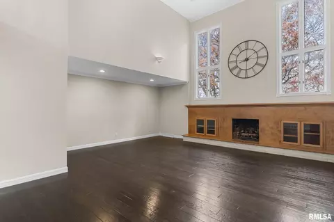 Living - 5 Woods End Ln, Springfield, IL 62711 photo 2 of 8