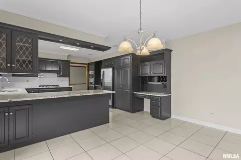 Kitchen - 5 Woods End Ln, Springfield, IL 62711 photo 5 of 6