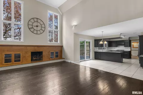 Living - 5 Woods End Ln, Springfield, IL 62711 photo 1 of 8