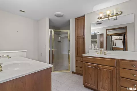 Bath - 5 Woods End Ln, Springfield, IL 62711 photo 3 of 5