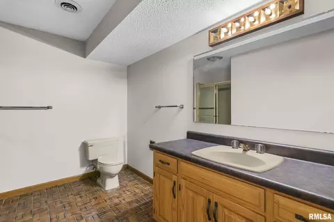 Bath - 5 Woods End Ln, Springfield, IL 62711 photo 5 of 5