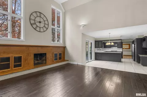 Living - 5 Woods End Ln, Springfield, IL 62711 photo 3 of 8