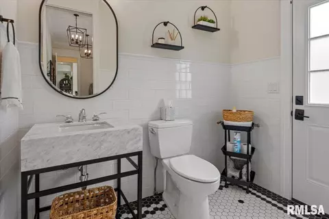 Bath - 3404 Embassy Rd, Springfield, IL 62711 photo 1 of 6