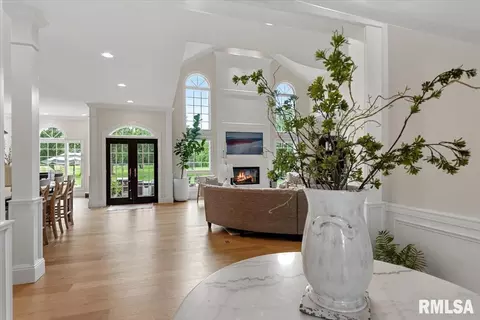 Entry Way - 3404 Embassy Rd, Springfield, IL 62711 photo 2 of 2