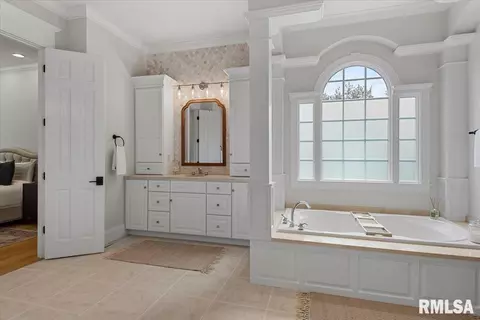 Bath - 3404 Embassy Rd, Springfield, IL 62711 photo 2 of 6