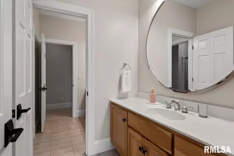 Bath - 3404 Embassy Rd, Springfield, IL 62711 photo 5 of 6