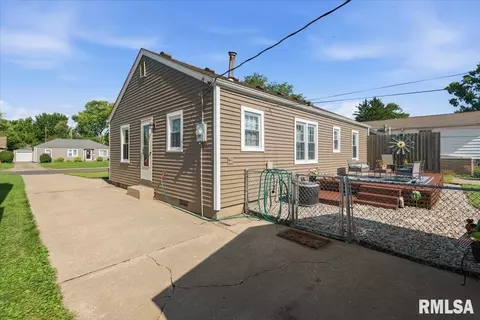 Exterior - 2308 S Spring St, Springfield, IL 62704 photo 4 of 7