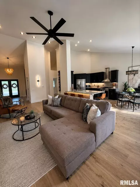 Living - 3928 Old Mill Ln, Springfield, IL 62711 photo 2 of 2