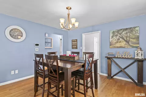 Dining - 3232 S 3rd St, Springfield, IL 62703 photo 3 of 3