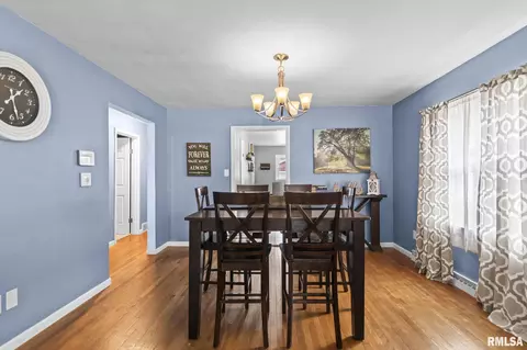 Dining - 3232 S 3rd St, Springfield, IL 62703 photo 1 of 3