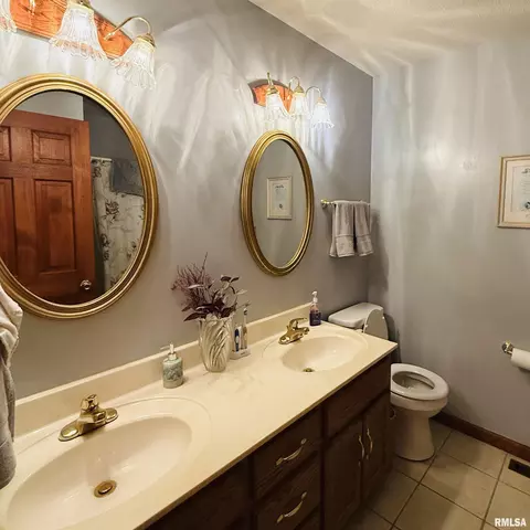 Bath - 2536 Charlack Ave, Springfield, IL 62704 photo 1 of 2