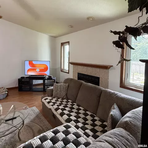 Living - 2536 Charlack Ave, Springfield, IL 62704 photo 2 of 2