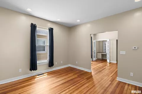 Living - 323 Adelia St, Springfield, IL 62704 photo 2 of 4