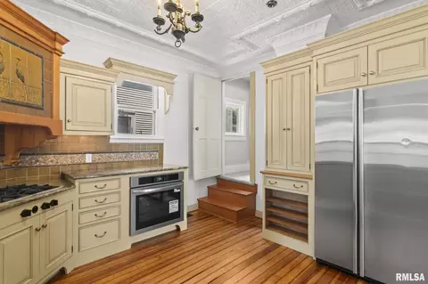 Kitchen - 323 Adelia St, Springfield, IL 62704 photo 1 of 4