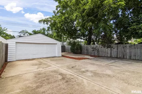 Exterior - 323 Adelia St, Springfield, IL 62704 photo 5 of 9