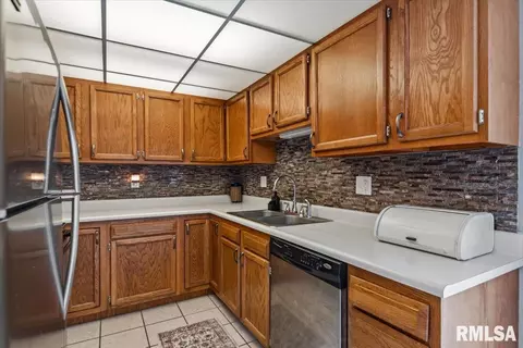 Kitchen - 3028 Sutherland Rd, Springfield, IL 62702 photo 2 of 3