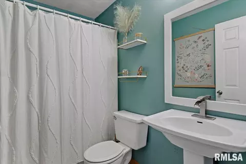 Bath - 3028 Sutherland Rd, Springfield, IL 62702 photo 1 of 2