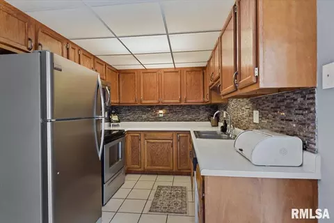 Kitchen - 3028 Sutherland Rd, Springfield, IL 62702 photo 1 of 3