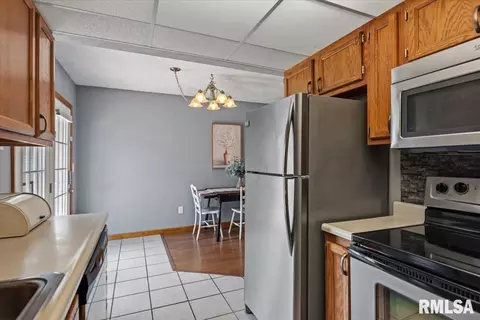 Kitchen - 3028 Sutherland Rd, Springfield, IL 62702 photo 3 of 3