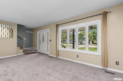 Living - 3360 Carman Ave, Springfield, IL 62703 photo 2 of 9