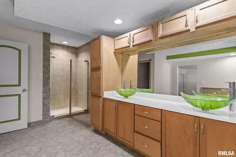 Bath - 3360 Carman Ave, Springfield, IL 62703 photo 3 of 4