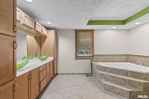 Bath - 3360 Carman Ave, Springfield, IL 62703 photo 2 of 4