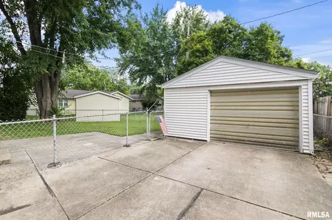 Exterior - 9 Claire Dr, Springfield, IL 62702 photo 4 of 7