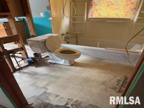Bath - 2112 E Keys Ave, Springfield, IL 62702 photo 1 of 1