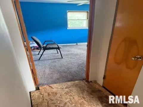 Entry Way - 2112 E Keys Ave, Springfield, IL 62702 photo 2 of 4