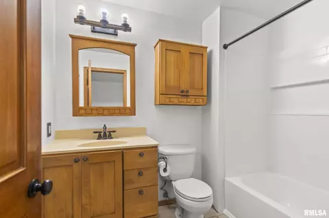 Bath - 2828 Crown Pt, Springfield, IL 62704 photo 1 of 3